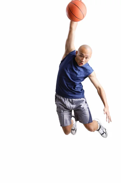 Young man making a slam dunk — Stock Photo, Image