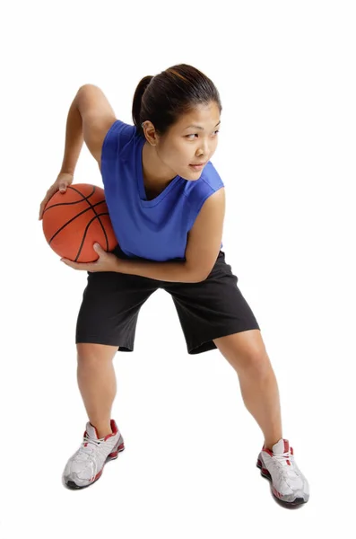 Mulher jogando basquete — Fotografia de Stock