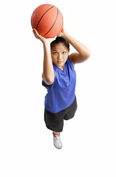 Jovem mulher com basquete — Fotografia de Stock