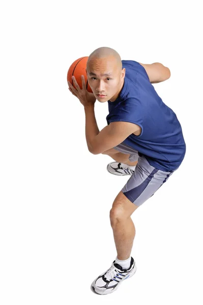 Мужчина держит баскетбол — стоковое фото