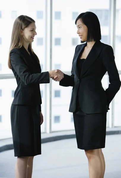 Empresarias estrechando las manos — Foto de Stock