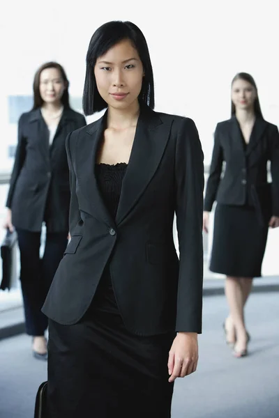 Businesswomen frente a la cámara —  Fotos de Stock