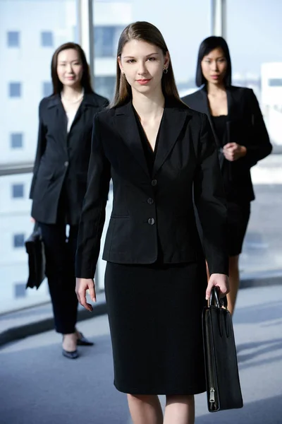 Mujeres de negocios, frente a la cámara — Foto de Stock