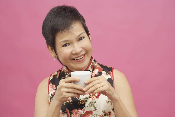 Nő üzem kínai tea cup — Stock Fotó