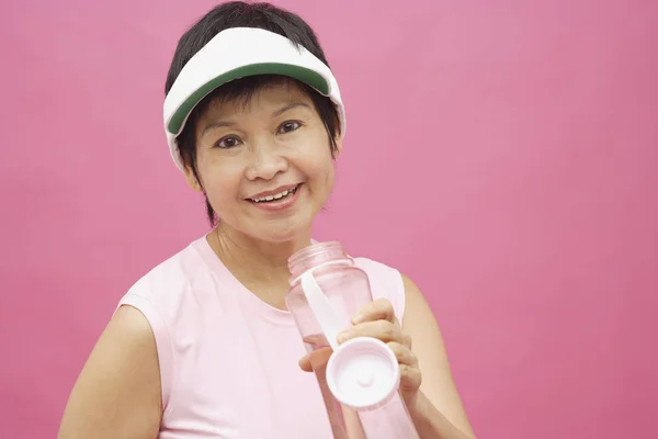 Зрелая женщина с бутылкой воды — стоковое фото