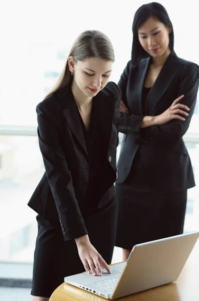 Women in front of laptop — Stock Photo, Image