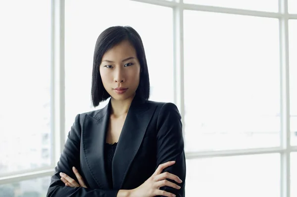 Retrato de mujer de negocios, brazos cruzados — Foto de Stock