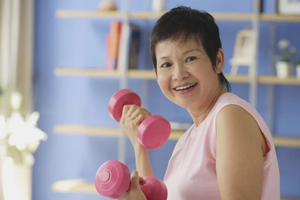 Mujer madura con mancuernas — Foto de Stock