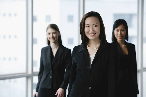Уверенные деловые женщины в должности — стоковое фото
