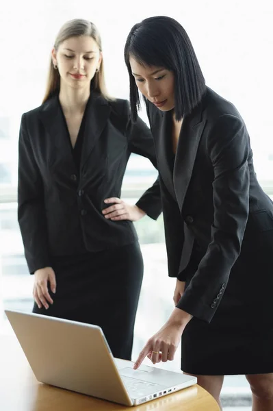 Las mujeres usando ordenador portátil —  Fotos de Stock