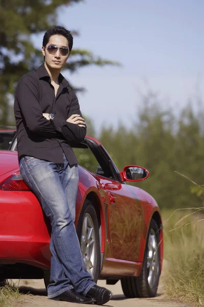 Man wearing sunglasses, arms crossed — Stock Photo, Image