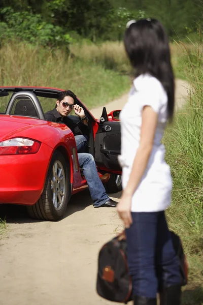 Mujer de pie al lado de la carretera — Foto de Stock