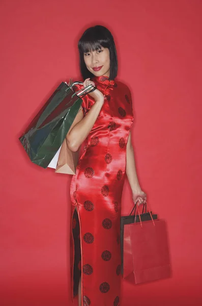 Donna in rosso Cheongsam — Foto Stock
