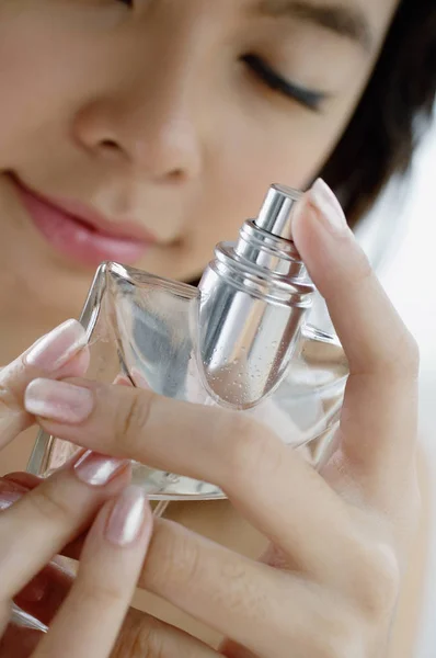 Wanita dengan botol parfum — Stok Foto
