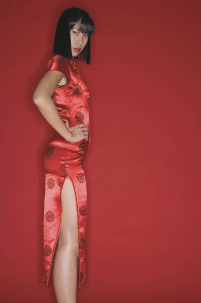 Cheongsam ve yüksek topuklu giyen kadın — Stok fotoğraf