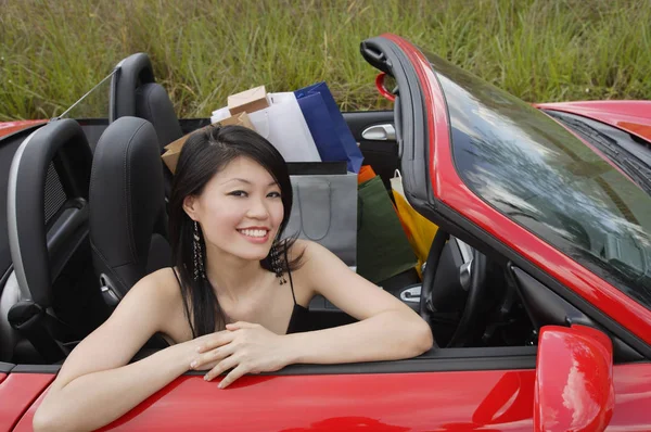 Mujer sentada en un coche descapotable — Foto de Stock