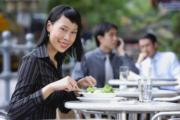 Бизнес-люди в кафе на открытом воздухе Лицензионные Стоковые Фото
