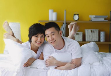 Çift yatakta yatarken