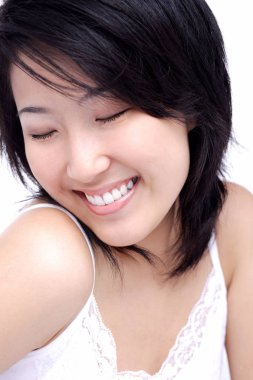 Gözleri kapalı genç bir kadın.