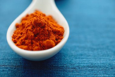 kaşık toz biber ile