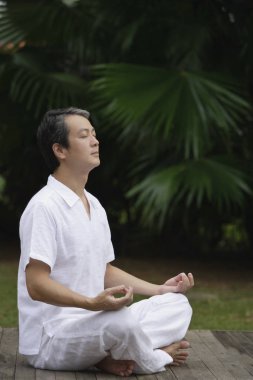 Yoga yapan adam.