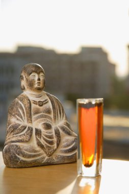 bardak çay ve Buda'nın simgesi