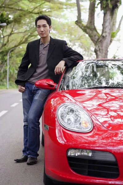 Hombre con coche deportivo rojo — Foto de Stock