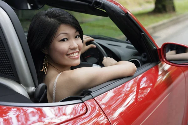 Mujer en coche deportivo rojo — Foto de Stock