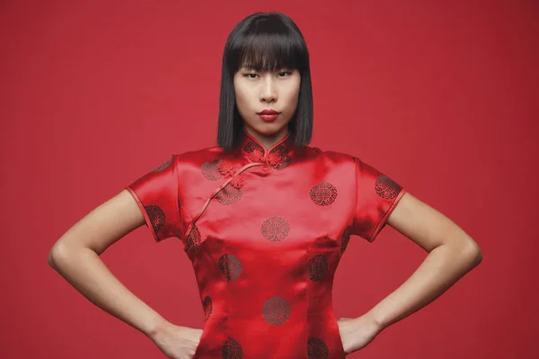 Frau trägt Cheongsam — Stockfoto