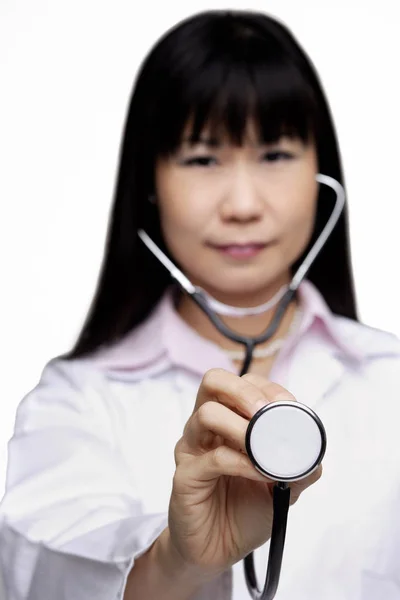 Medico donna con stetoscopio — Foto Stock