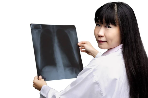 Doctor sosteniendo rayos X — Foto de Stock