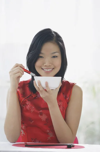 여자 먹는 국수 그릇 — 스톡 사진