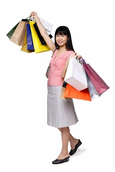Frau trägt Einkaufstaschen — Stockfoto