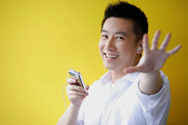 Hombre escuchando reproductor de MP3 — Foto de Stock