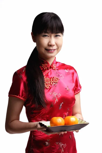 Mulher segurando placa com duas laranjas — Fotografia de Stock