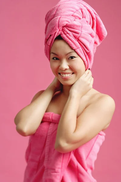 Mulher envolto em uma toalha rosa — Fotografia de Stock