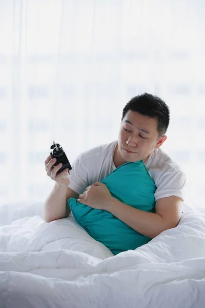 Hombre sentado en la cama — Foto de Stock