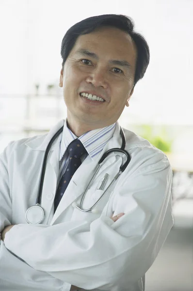 Lekarz uśmiecha się do kamery — Zdjęcie stockowe