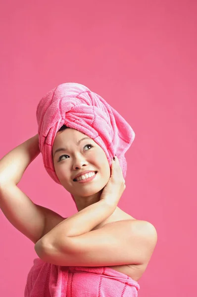 Donna con turbante rosa — Foto Stock