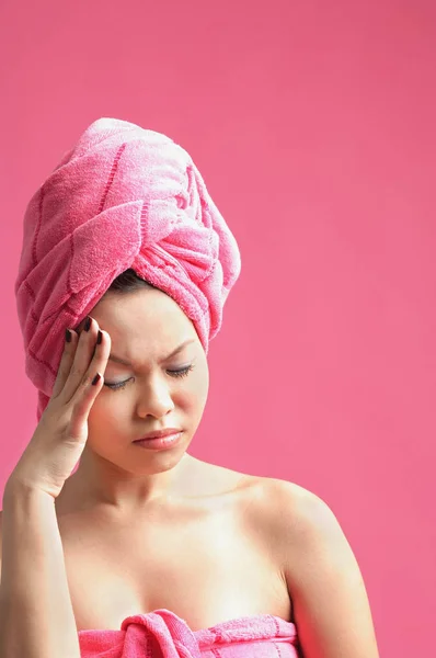 Žena na sobě růžové turban — Stock fotografie