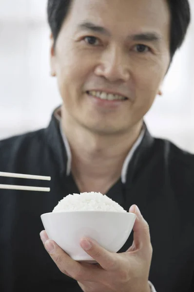Чоловік з мискою рису — стокове фото