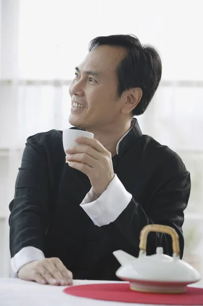 Hombre bebiendo té — Foto de Stock