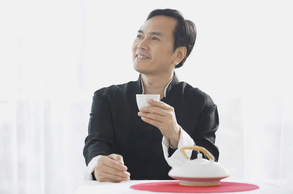 Muž pití čaje — Stock fotografie