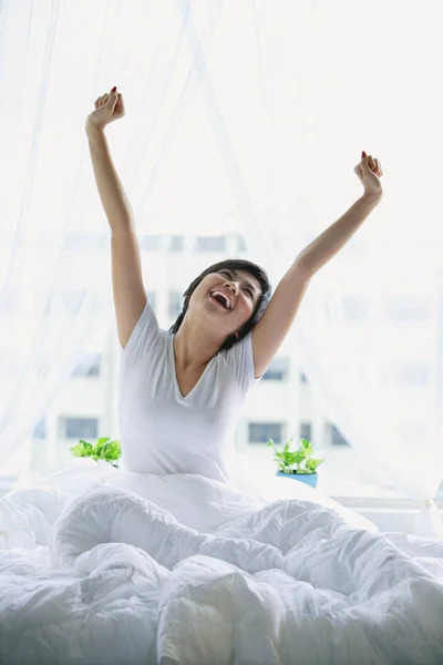 Wanita di tempat tidur, peregangan — Stok Foto