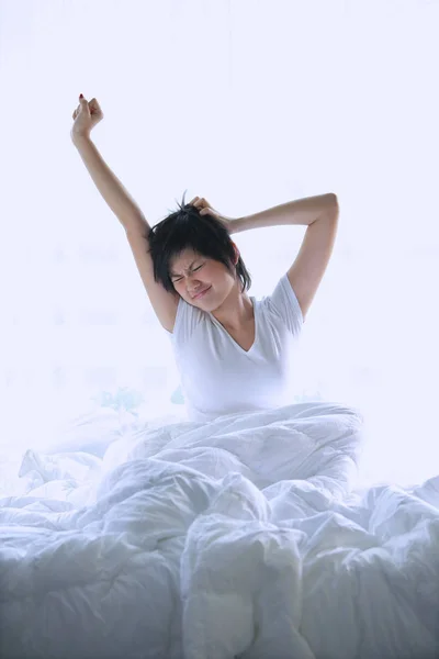 침대에 늘어진 여자 — 스톡 사진
