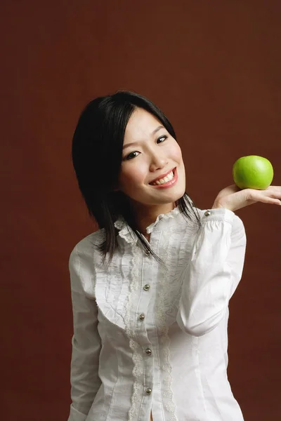 Vrouw bedrijf apple — Stockfoto