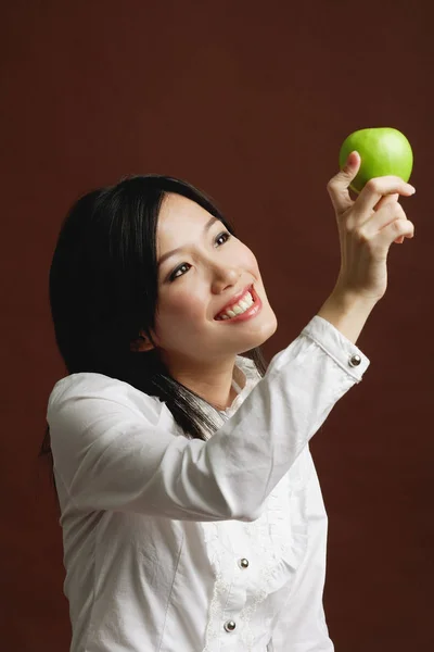 Жінка проведення яблуко — стокове фото