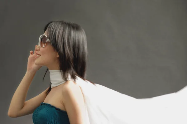 Mujer con gafas de sol grandes —  Fotos de Stock