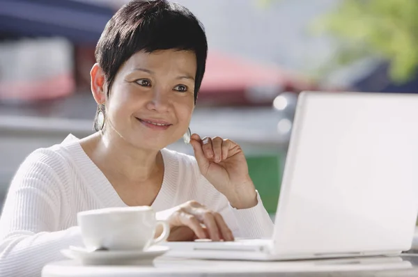 Mujer madura usando laptop — Foto de Stock