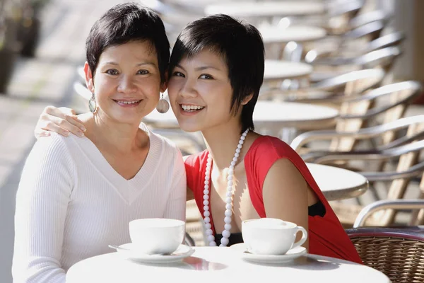 Madre e hija adulta en la cafetería — Foto de Stock